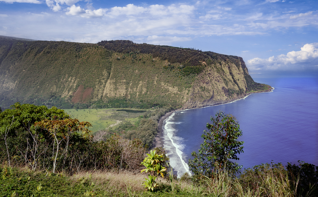 View from Waipio Valley Lookout showing cliffs, green valley, and ocean on Hawaii’s Big Island