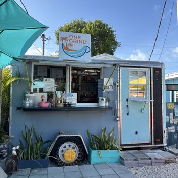 One Grind food truck in Key Largo serving fresh seafood near the waterfront