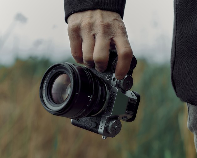 Fue Fuji X-T5 hand carried by a photographer